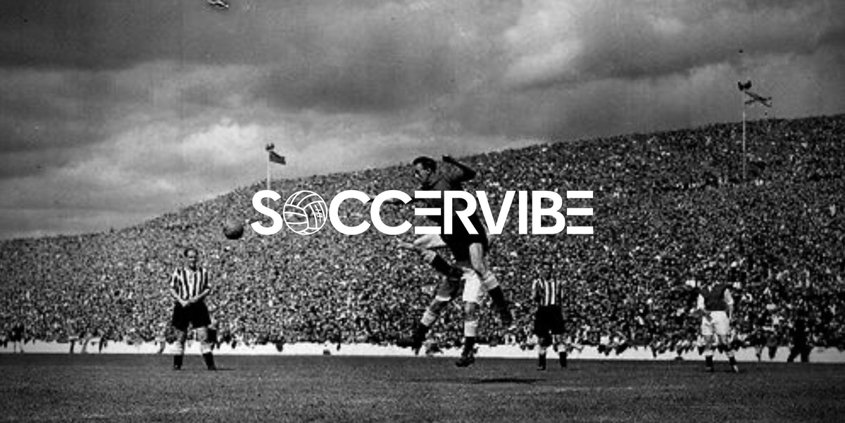 Historisches Fussballspiel im vollen Stadion mit soccervibe-Logo